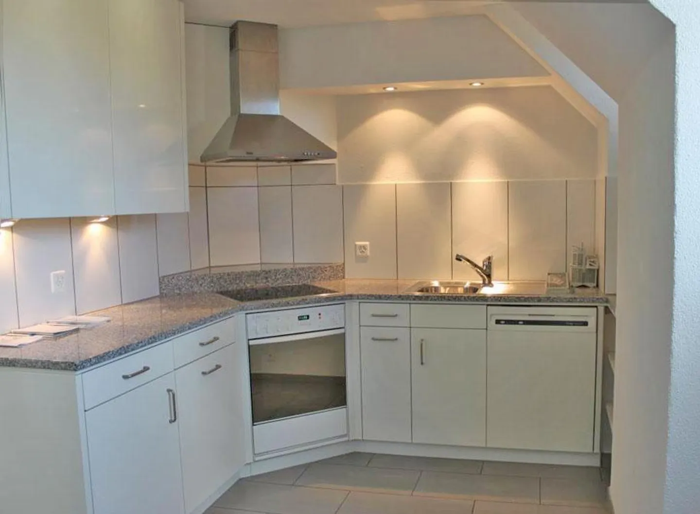 Attractive 4.5-room maisonette apartment in a central location in Feuerthalen - Photo 2 of 11