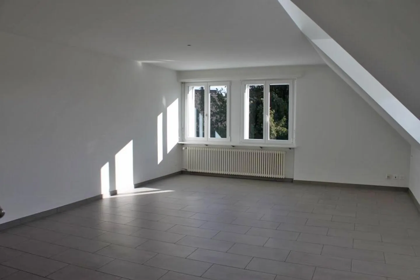 Attractive 4.5-room maisonette apartment in a central location in Feuerthalen - Photo 3 of 11