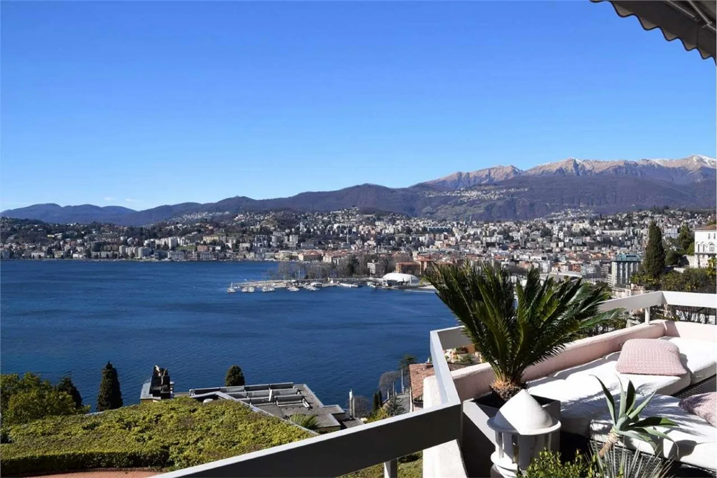 Attico duplex di prestigio con vista lago - Foto 1 di 4