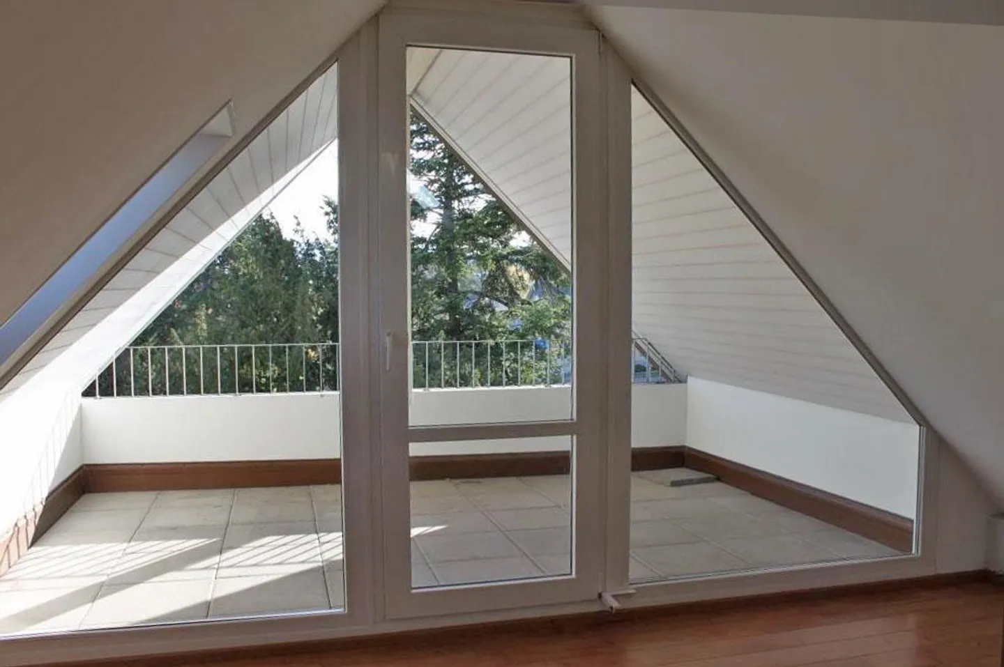 Attractive 4.5-room maisonette apartment in a central location in Feuerthalen - Photo 4 of 11