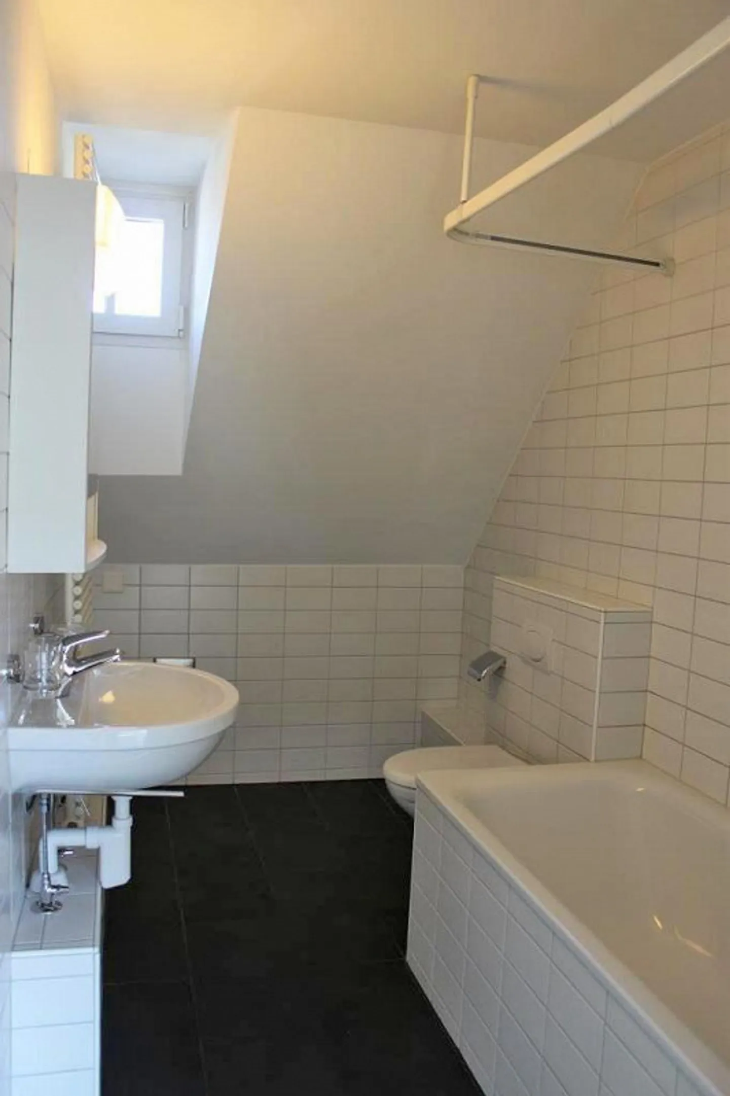 Attractive 4.5-room maisonette apartment in a central location in Feuerthalen - Photo 7 of 11