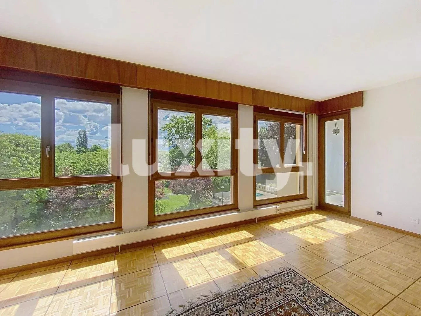 Rare in Meyrin - 5.5-room apartment for renovation in a residence with 6,000 m2 park and swimming pool - Photo 3 of 4