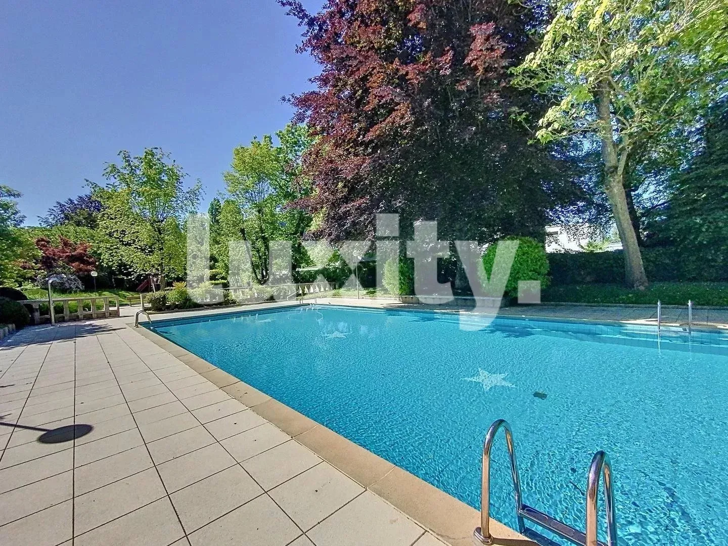 Rare in Meyrin - 5.5-room apartment for renovation in a residence with 6,000 m2 park and swimming pool - Photo 1 of 4