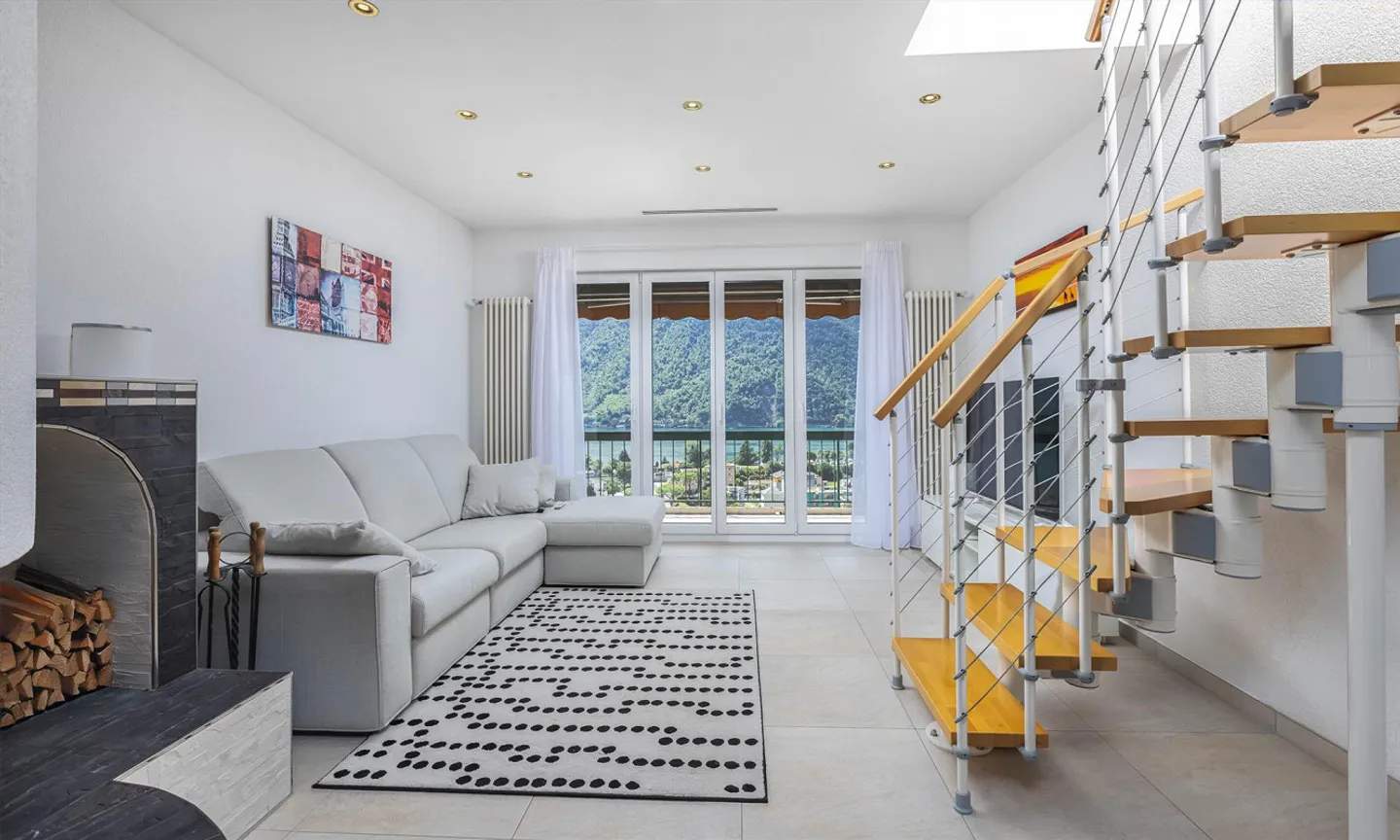 BELLISSIMO ATTICO DI 3.5 LOCALI VISTA LAGO A MELANO - Foto 3 di 11