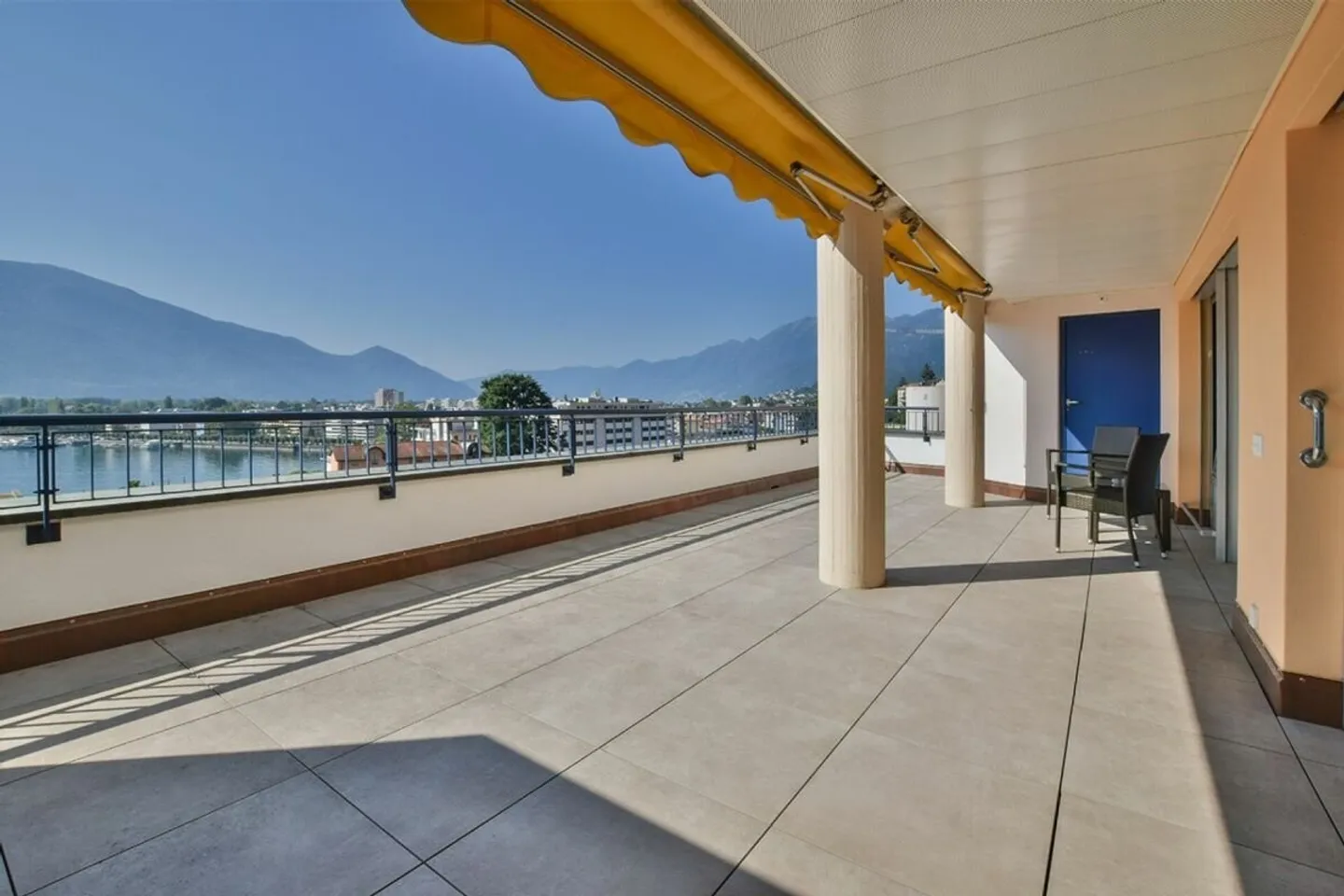 Grande 2,5 locali con vista lago - Foto 1 di 9