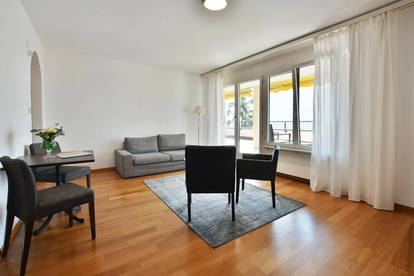 Grande 2,5 locali con vista lago - Foto 5 di 9