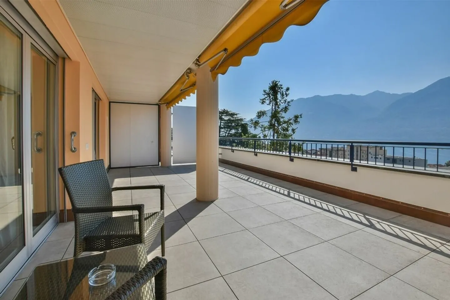 Grande 2,5 locali con vista lago - Foto 2 di 9