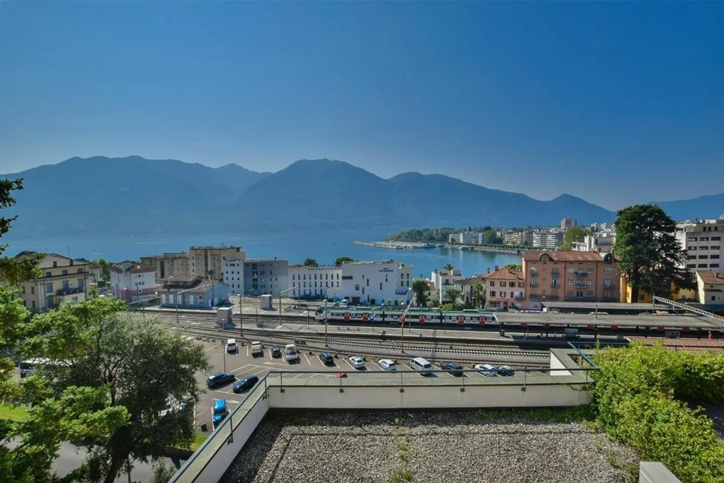 Grande 2,5 locali con vista lago - Foto 3 di 9