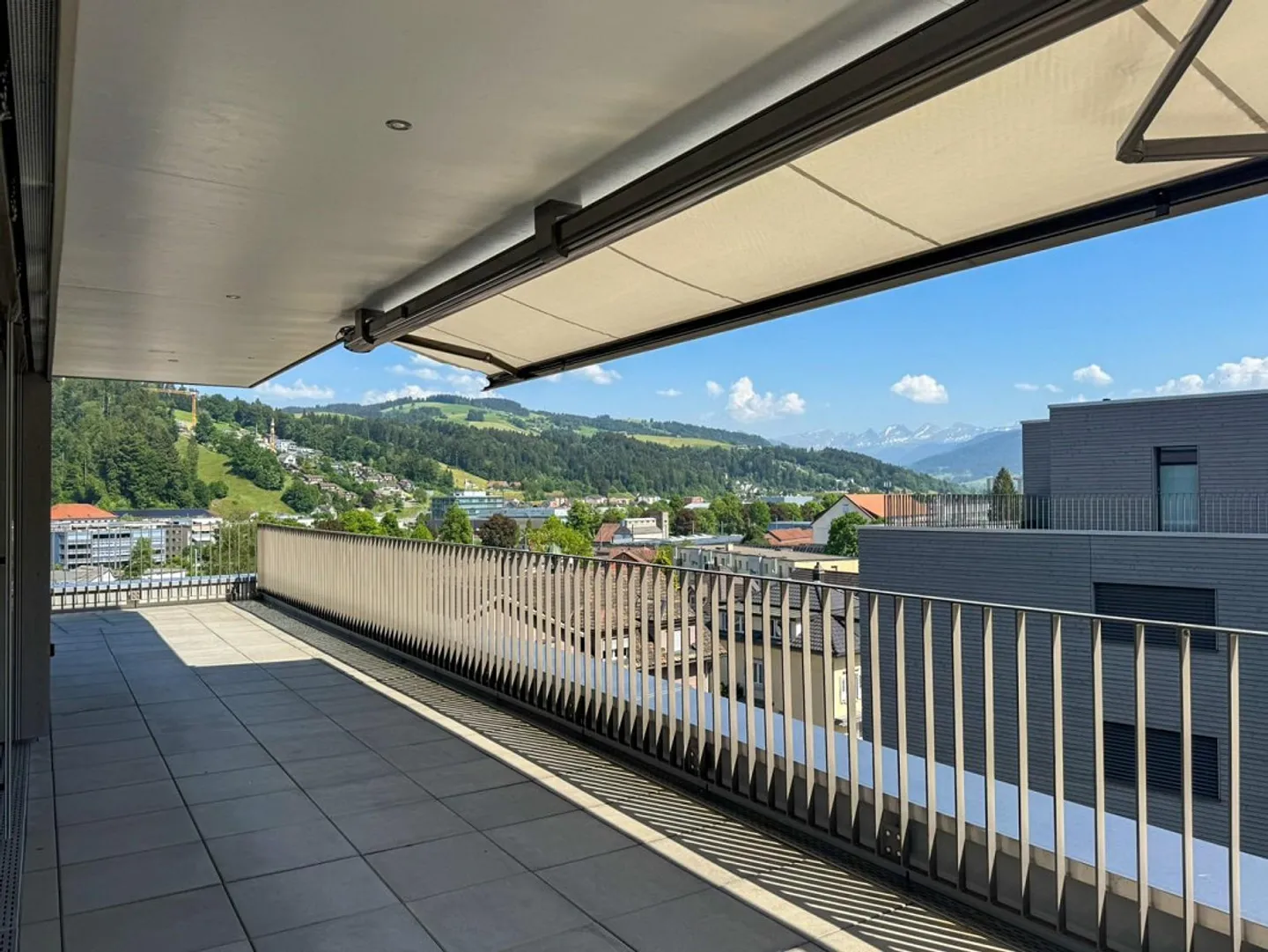 Appartement en attique avec vue imprenable jusqu'aux Churfirsten - Photo 2 sur 6