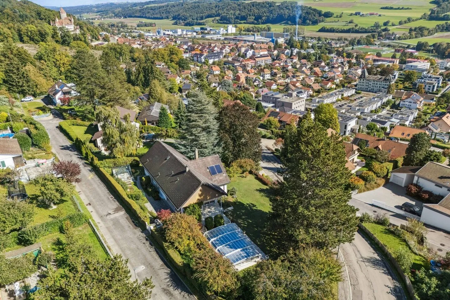 Villa spaziosa con piscina e vista libera - Foto 1 di 16