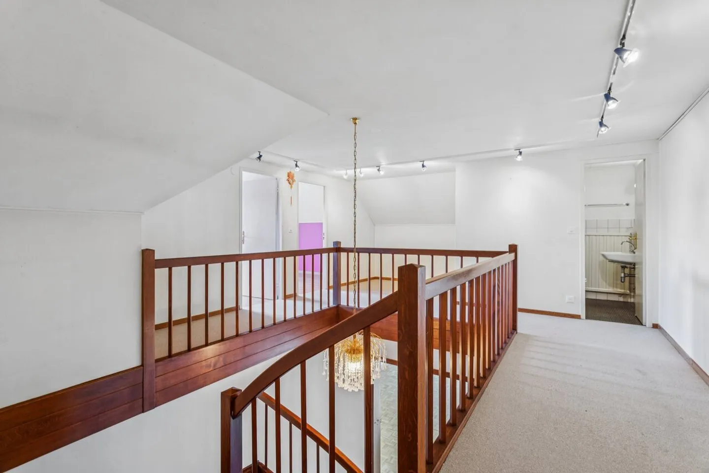 Villa spaziosa con piscina e vista libera - Foto 5 di 16