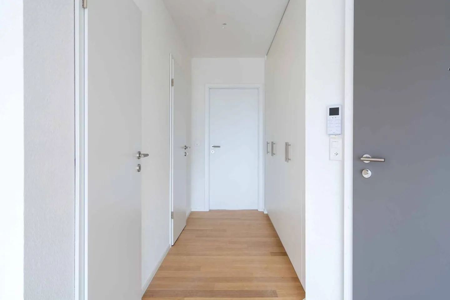 Unico! Attico di 5,5 stanze con 180m2, che offre una terrazza sul tetto di 168m2 con vista panoramica sul lago e sulle Alpi - Foto 3 di 13