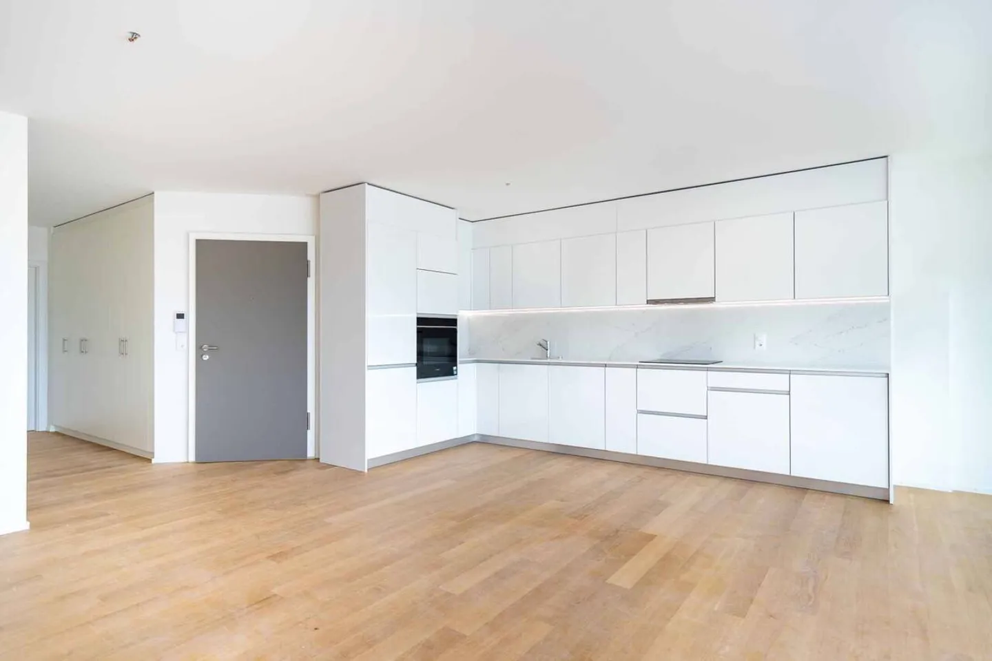 Unico! Attico di 5,5 stanze con 180m2, che offre una terrazza sul tetto di 168m2 con vista panoramica sul lago e sulle Alpi - Foto 4 di 13