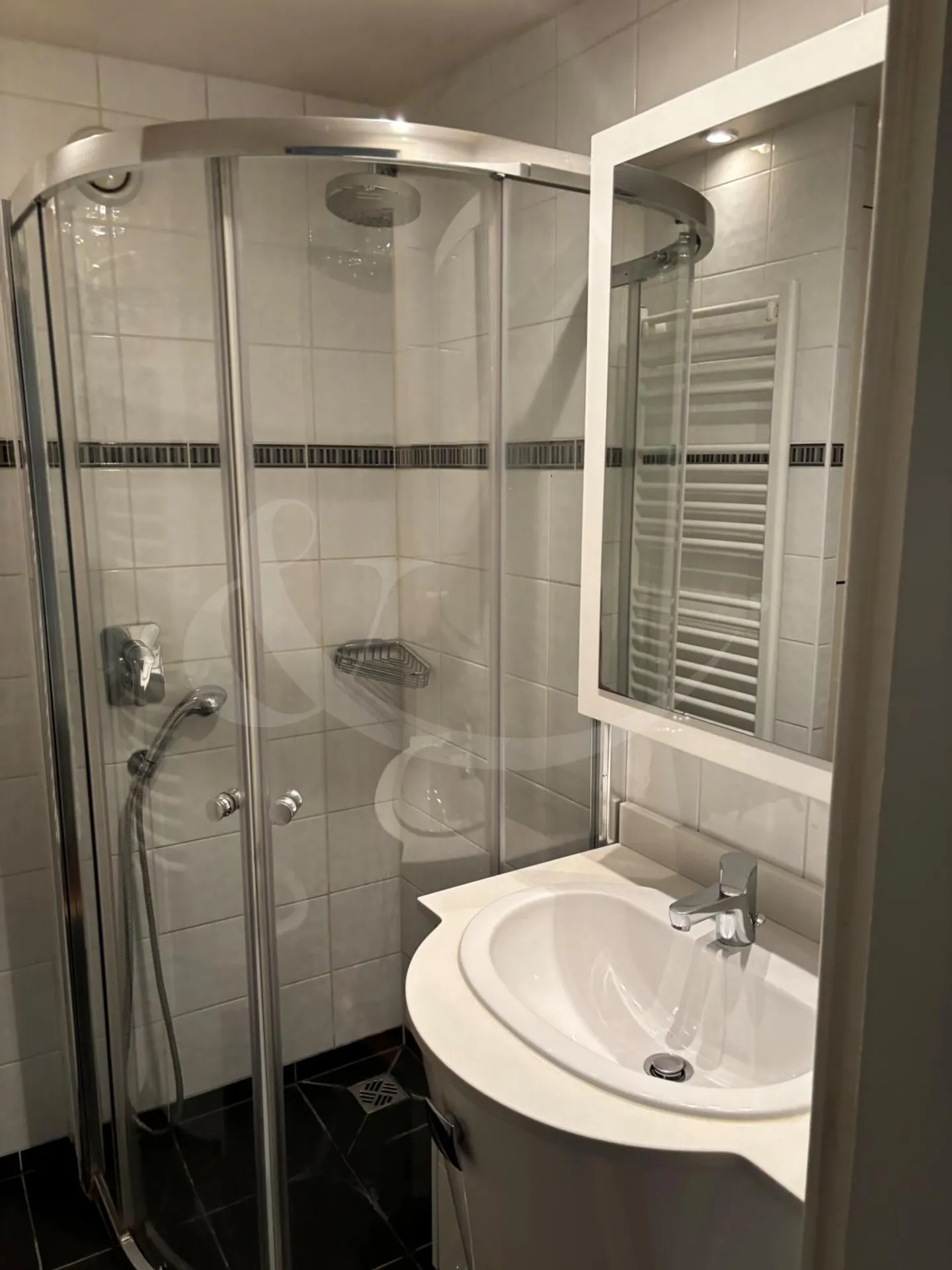 Apartment for rent - Photo 3 of 4