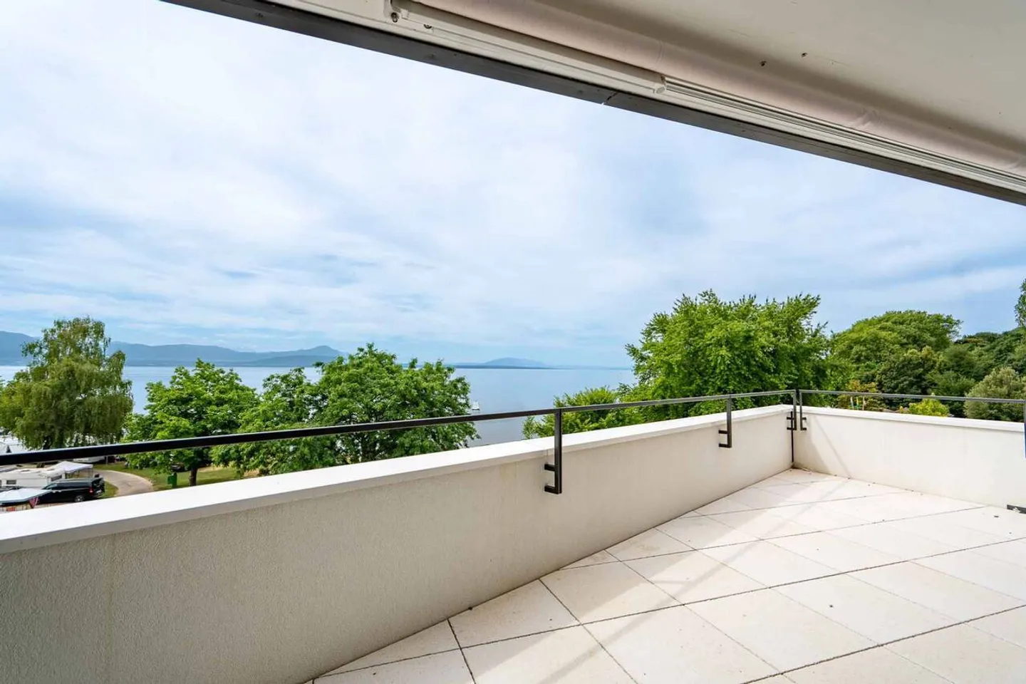Unico! Attico di 5,5 stanze con 180m2, che offre una terrazza sul tetto di 168m2 con vista panoramica sul lago e sulle Alpi - Foto 9 di 13