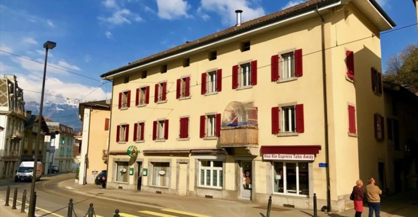 Mixed-use building for rent - Photo 2 of 3