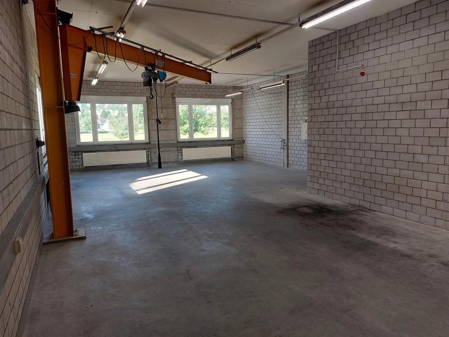 Espace commercial avec rampe de chargement - Photo 1 sur 7