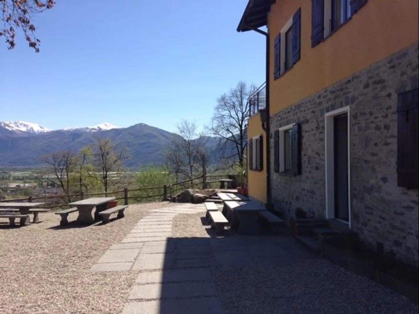 Vaste propriété immobilière à Contra - Photo 3 sur 9