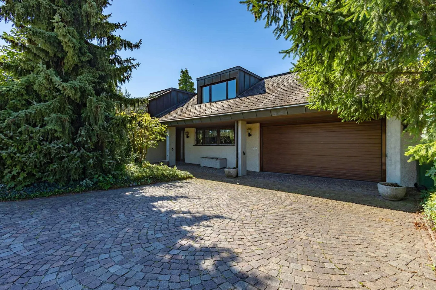 RESERVIERT: Exklusive 6.5 Zimmer-Villa mit Parkanlage und Privatspähre in Watt - Foto 3 von 9