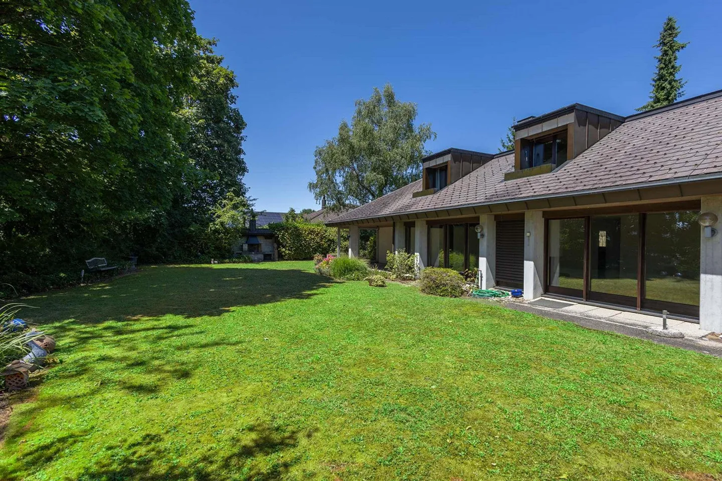 RESERVIERT: Exklusive 6.5 Zimmer-Villa mit Parkanlage und Privatspähre in Watt - Foto 1 von 9