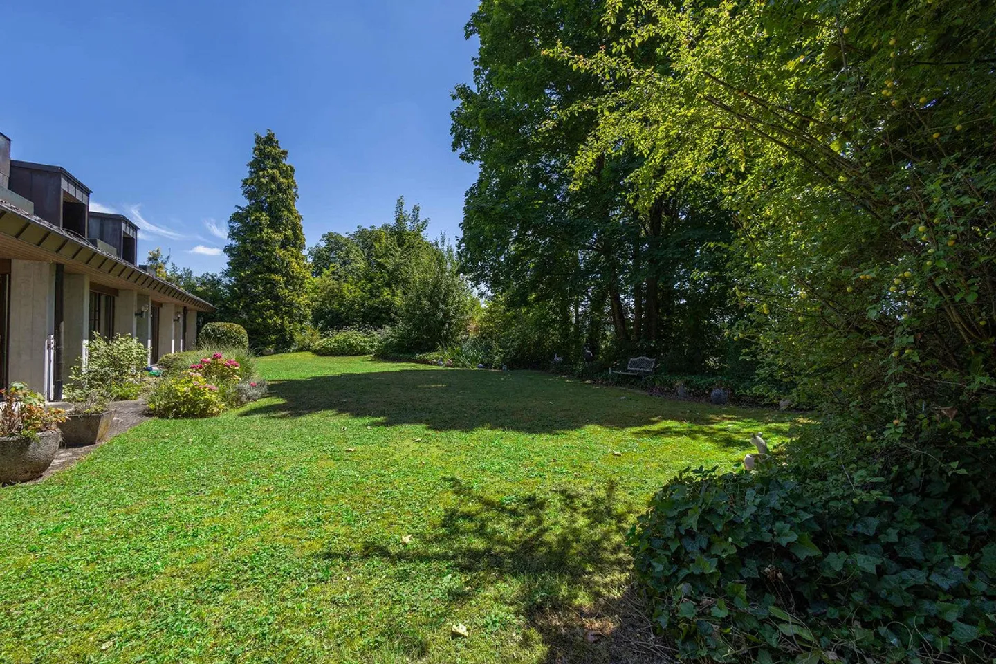RESERVIERT: Exklusive 6.5 Zimmer-Villa mit Parkanlage und Privatspähre in Watt - Foto 2 von 9