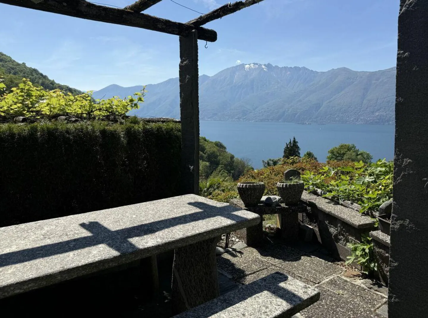 Maison d'angle avec petit jardin et vue sur le lac - Photo 1 sur 9