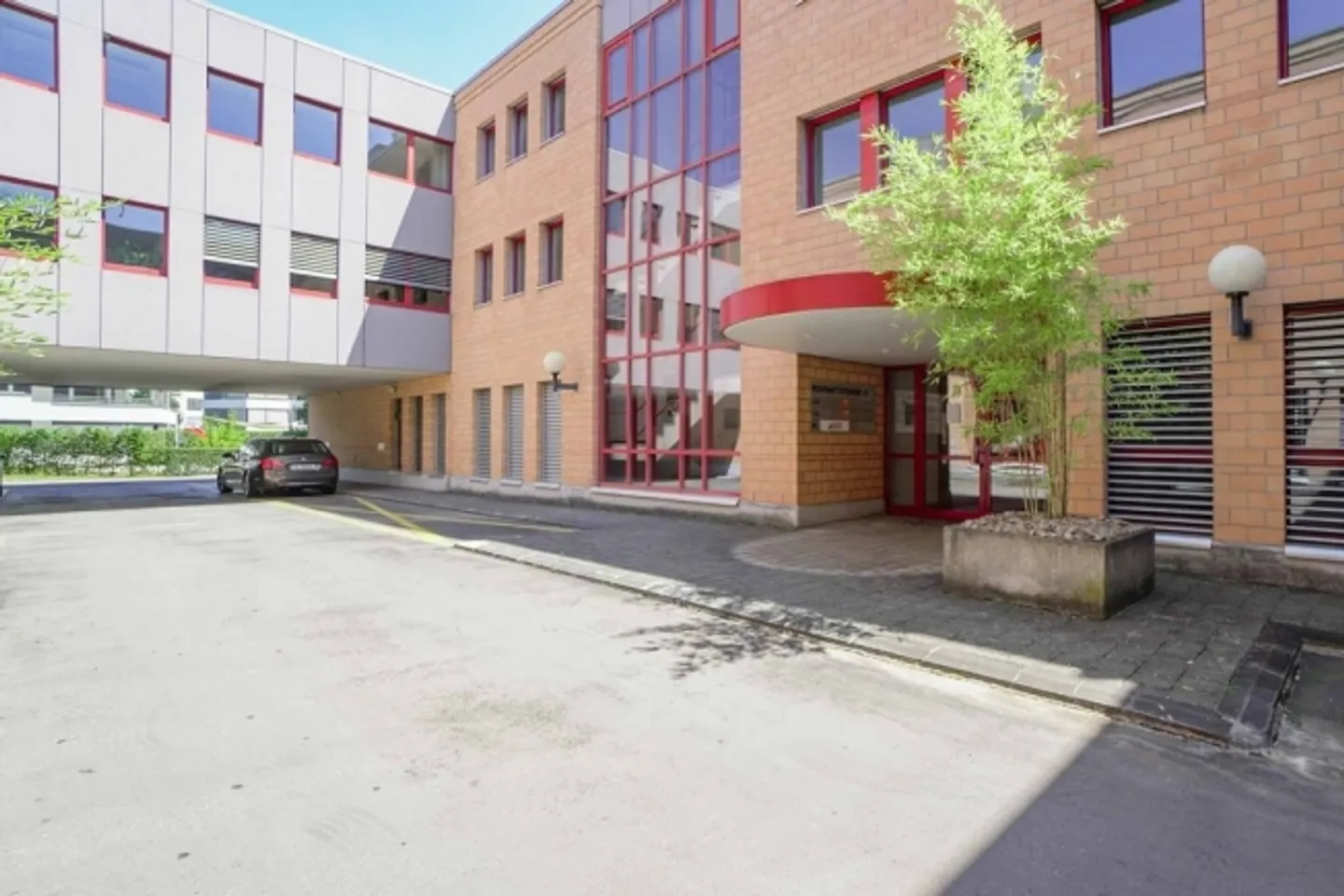 Your new office in Bottmingen - Photo 1 of 6