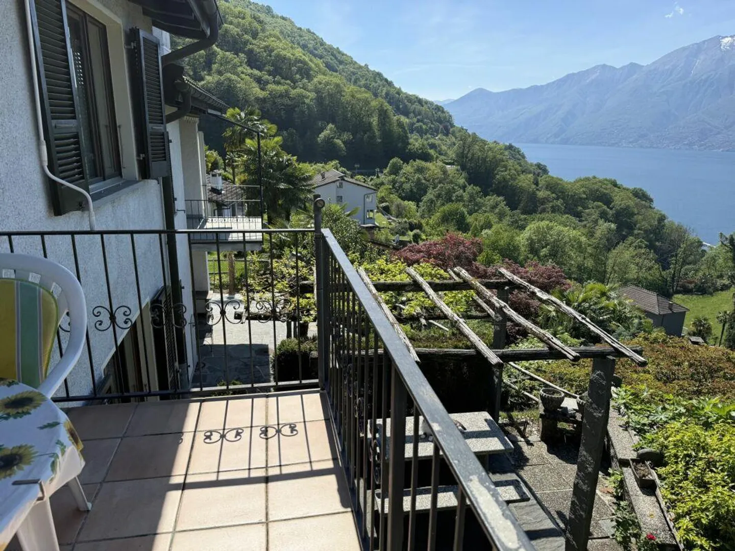 Maison d'angle avec petit jardin et vue sur le lac - Photo 9 sur 9