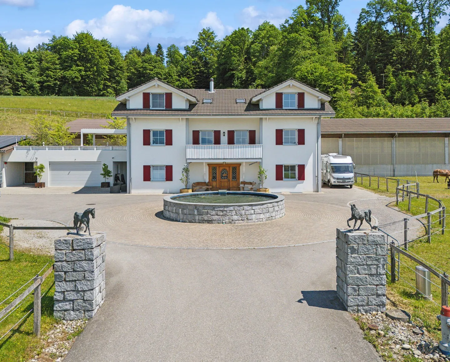 PROPRIETÀ EQUESTRE DI ALTA QUALITÀ IN UNA POSIZIONE UNICA CON VISTA DA SOGNO - Foto 2 di 11