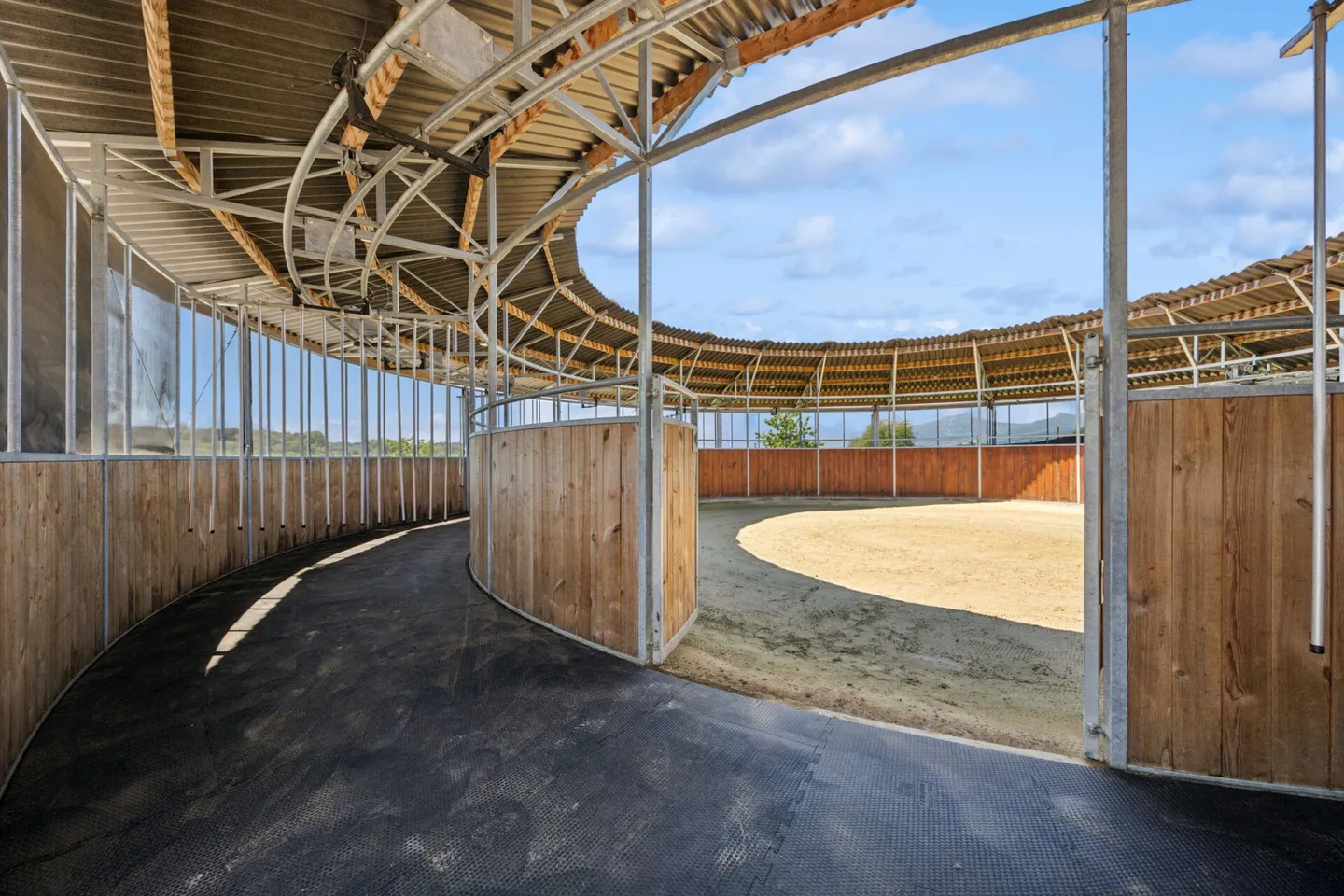 PROPRIETÀ EQUESTRE DI ALTA QUALITÀ IN UNA POSIZIONE UNICA CON VISTA DA SOGNO - Foto 6 di 11