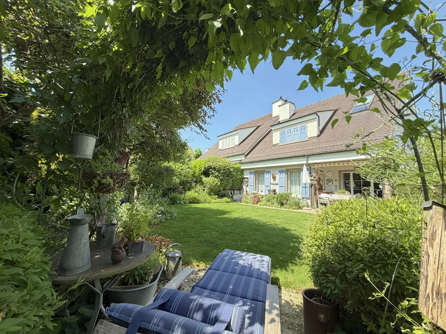Well-maintained oasis of well-being in a sought-after location in Bottmingen, garden, garage - Photo 1 of 14
