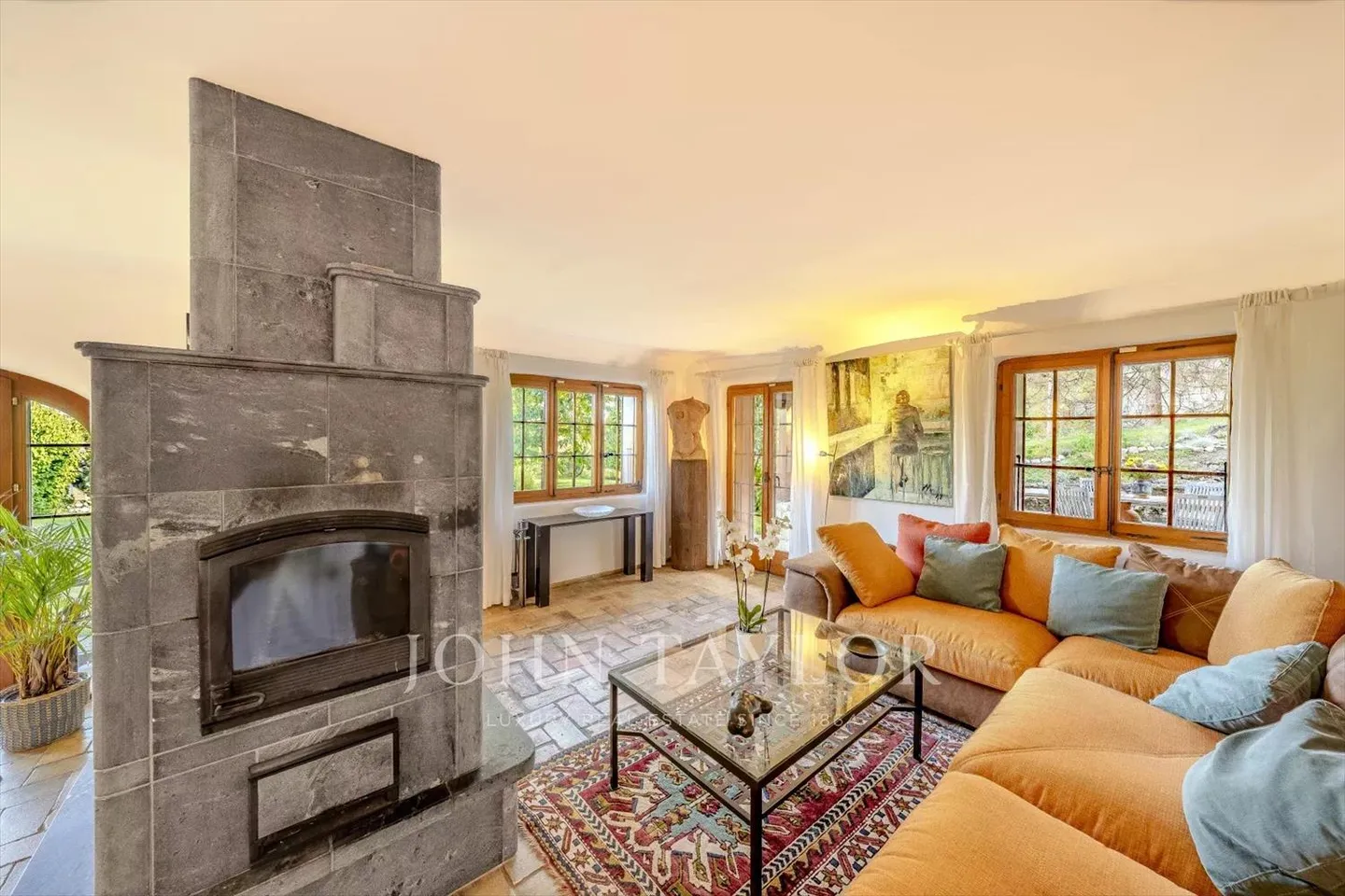A peaceful outdoor area, a breathtaking interior - Photo 1 of 13