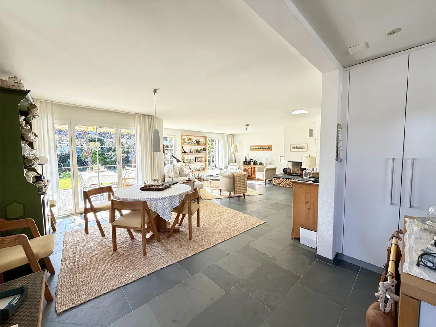Well-maintained oasis of well-being in a sought-after location in Bottmingen, garden, garage - Photo 4 of 14