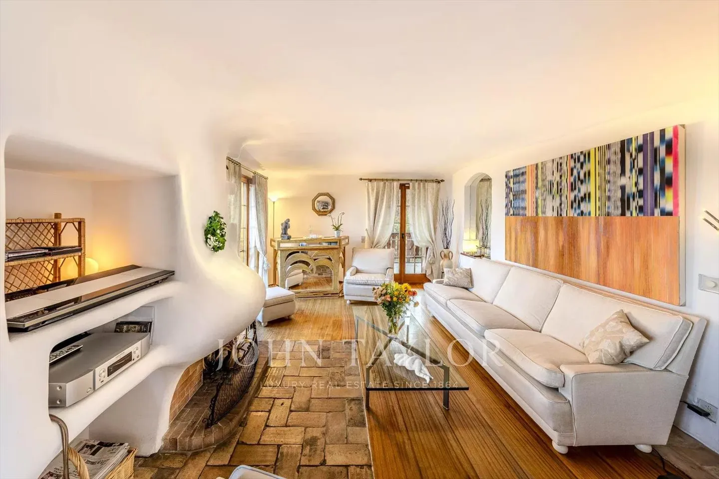 A peaceful outdoor area, a breathtaking interior - Photo 5 of 13