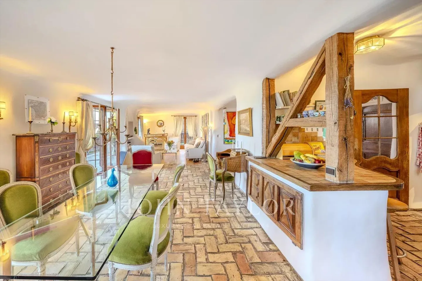 A peaceful outdoor area, a breathtaking interior - Photo 6 of 13