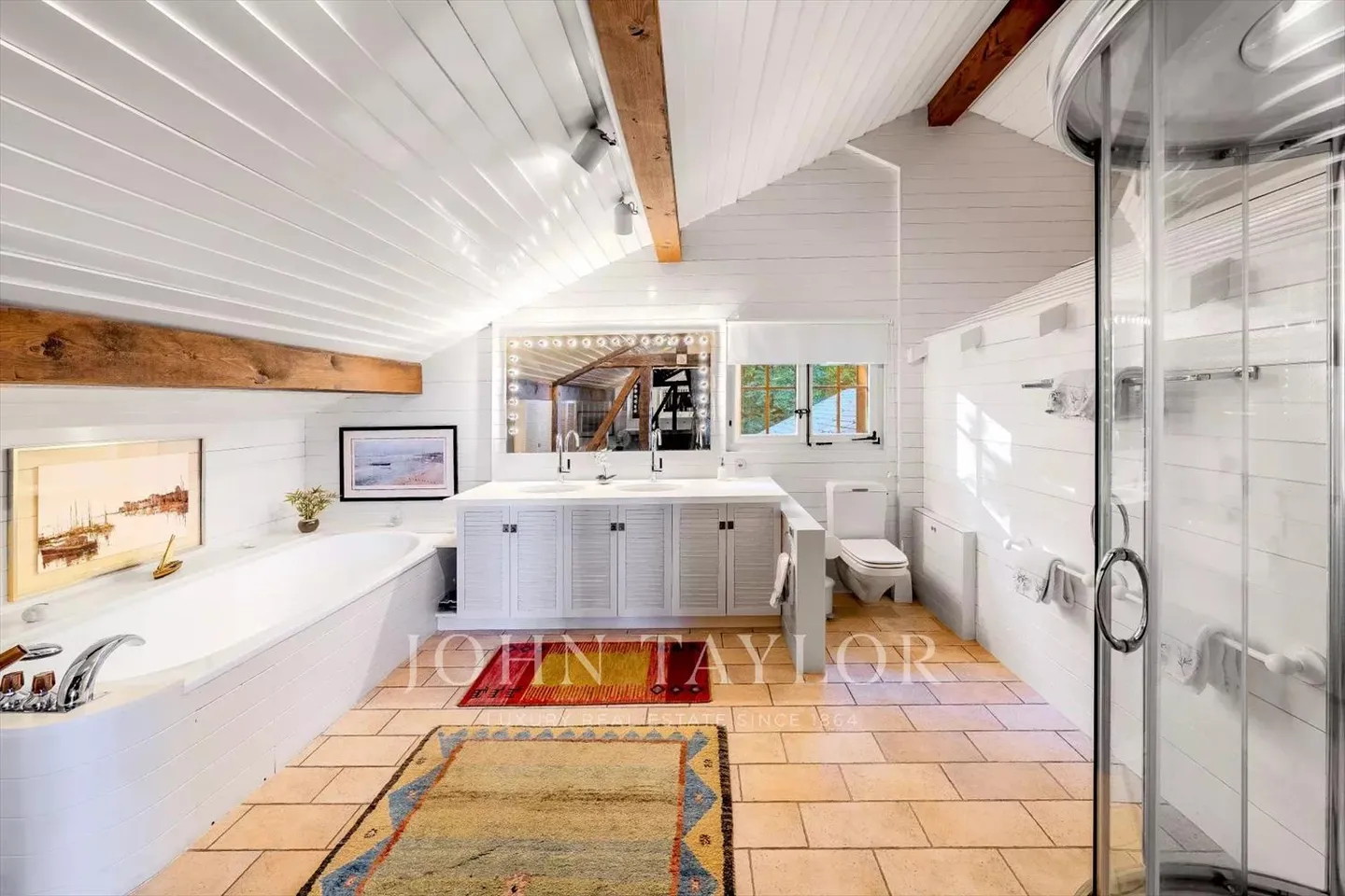 A peaceful outdoor area, a breathtaking interior - Photo 7 of 13