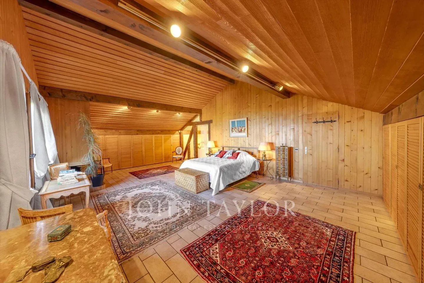A peaceful outdoor area, a breathtaking interior - Photo 8 of 13