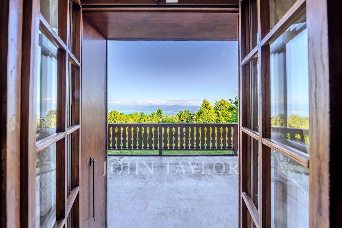 A peaceful outdoor area, a breathtaking interior - Photo 9 of 13