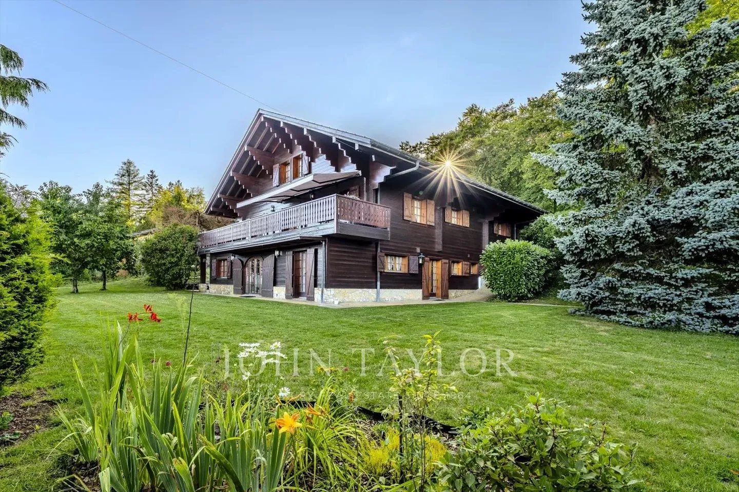 A peaceful outdoor area, a breathtaking interior - Photo 10 of 13