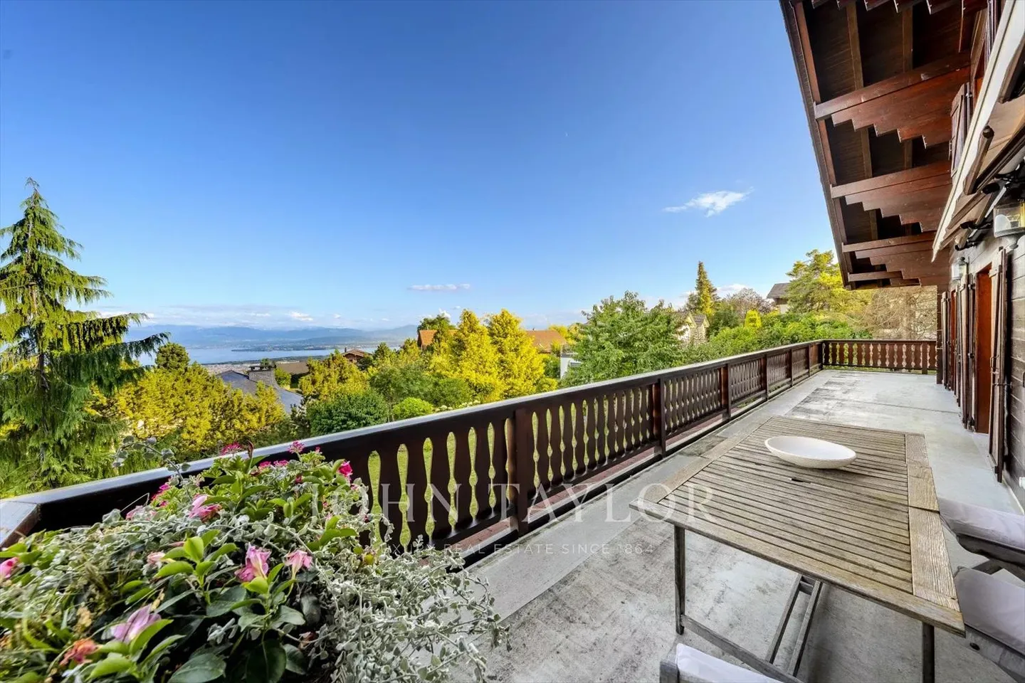 A peaceful outdoor area, a breathtaking interior - Photo 11 of 13
