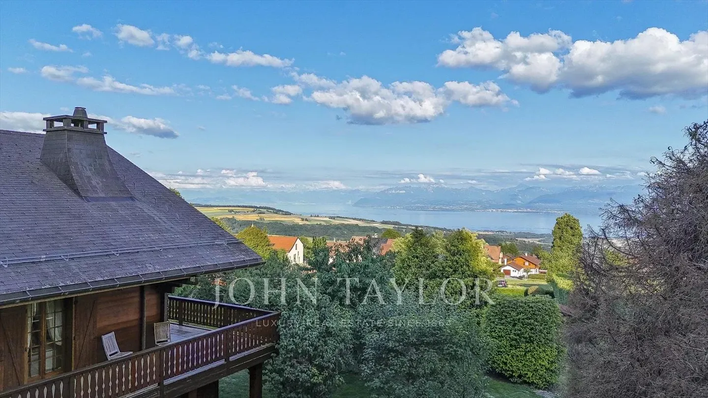 A peaceful outdoor area, a breathtaking interior - Photo 12 of 13