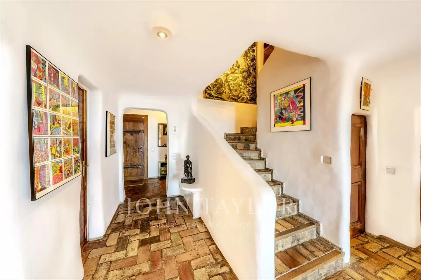 A peaceful outdoor area, a breathtaking interior - Photo 4 of 13