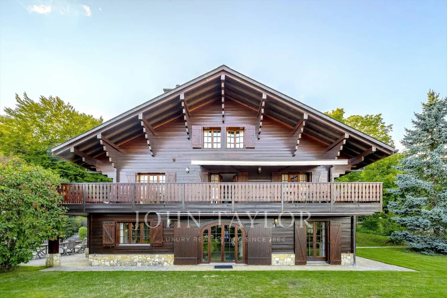 A peaceful outdoor area, a breathtaking interior - Photo 13 of 13