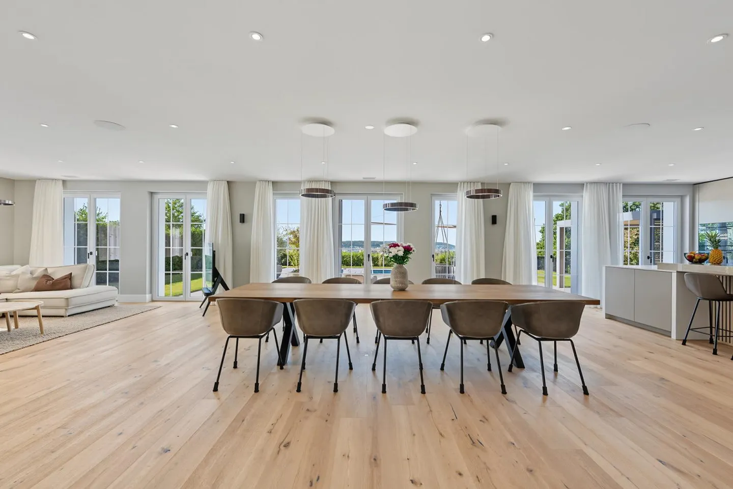 Luxury villa in a quiet location – Privacy, pool, and panoramic views - Photo 2 of 5