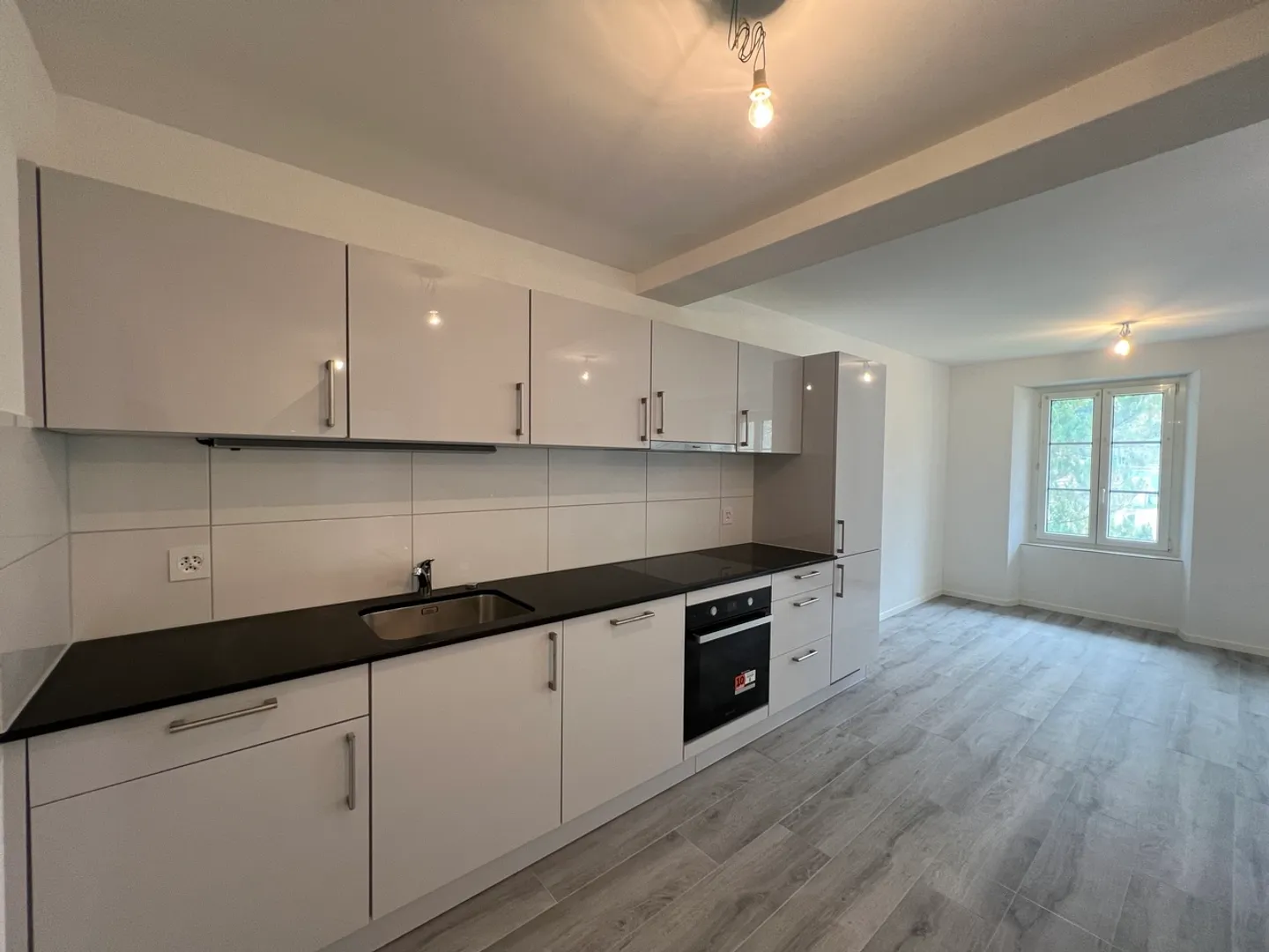 À louer : appartement 3,5 pièces entièrement rénové dans un petit bâtiment - Photo 2 sur 6