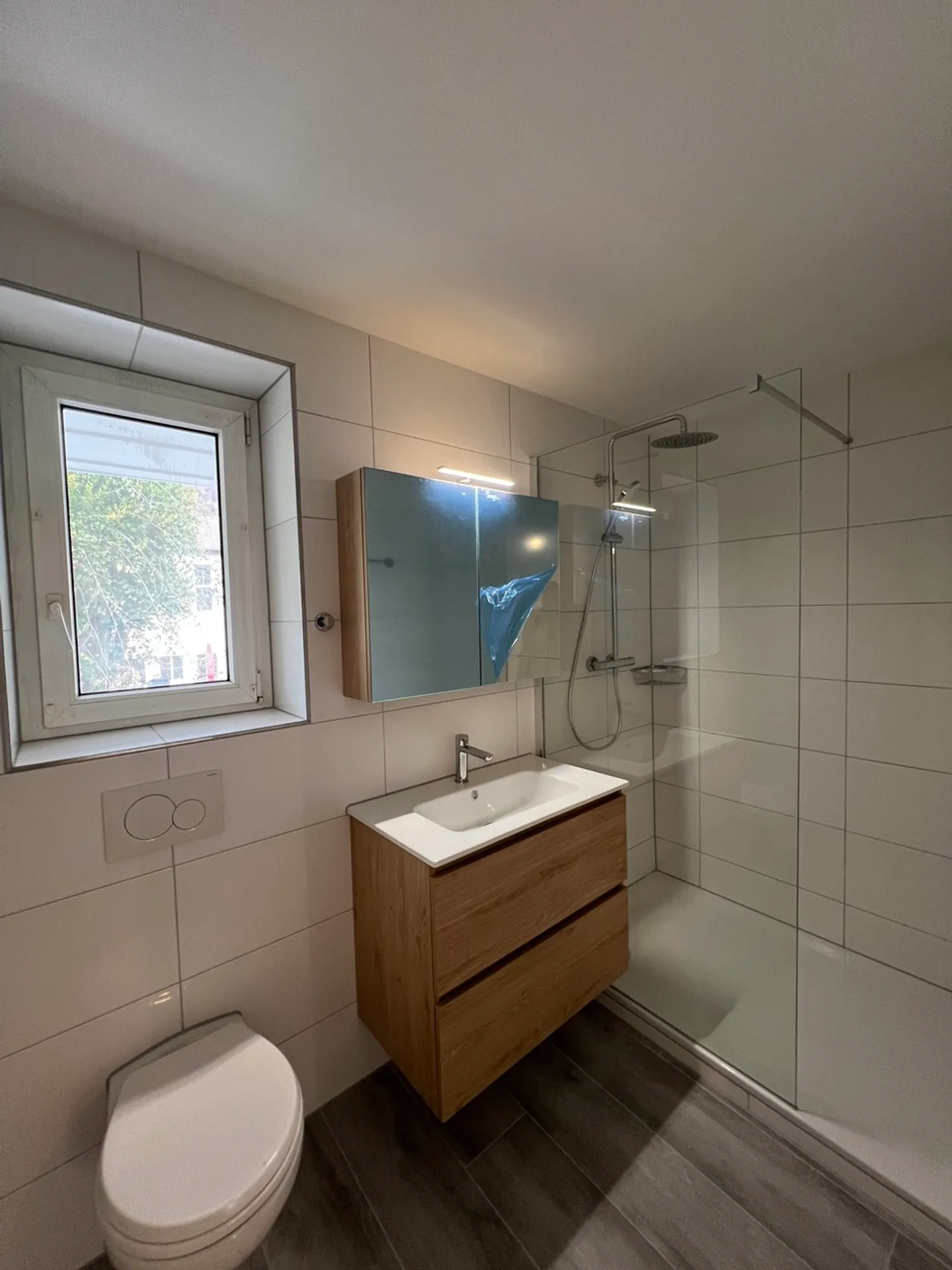 À louer : appartement 3,5 pièces entièrement rénové dans un petit bâtiment - Photo 6 sur 6