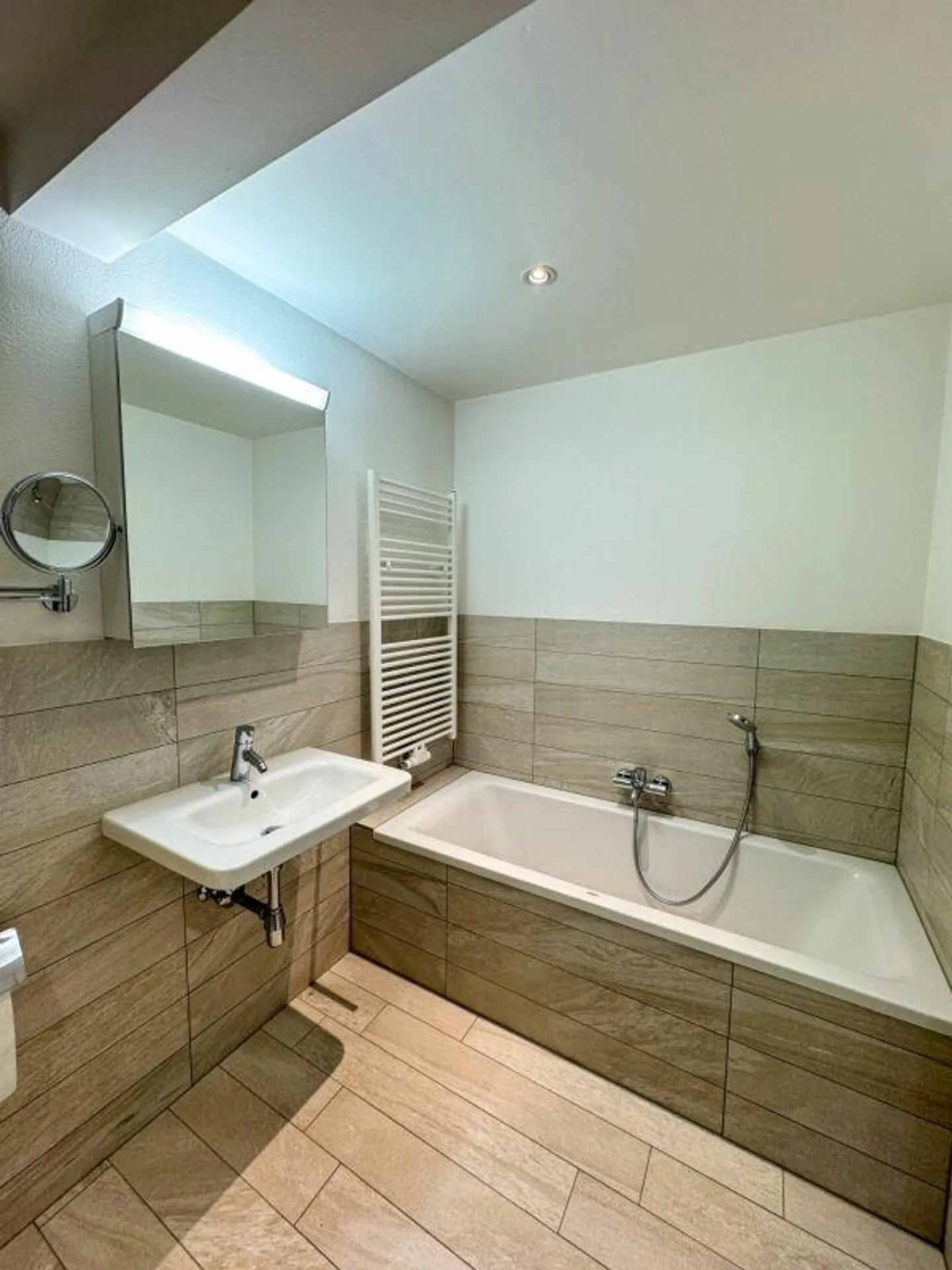 Appartamento esclusivo di 3,5 locali con grande terrazza in una posizione tranquilla di prima scelta... - Foto 7 di 11