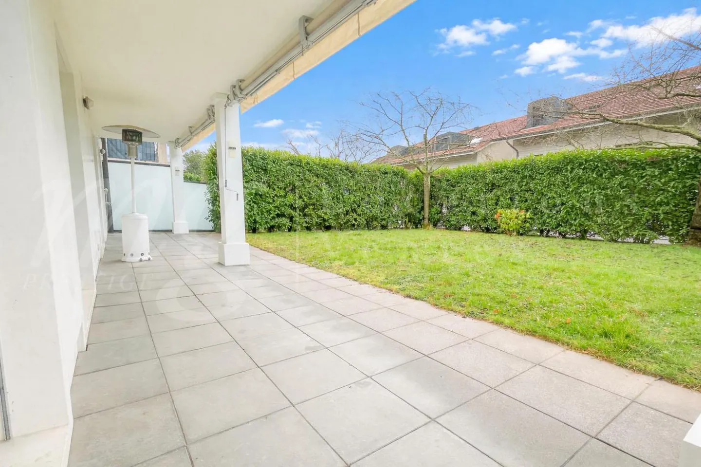 SUPERBE APPARTEMENT 7 CHAMBRES - DANS LE DESSUS - AVEC UN GRAND JARDIN PRIVÉ D'ENVIRON 340 M2 - 4 CHAMBRES - Photo 1 sur 9