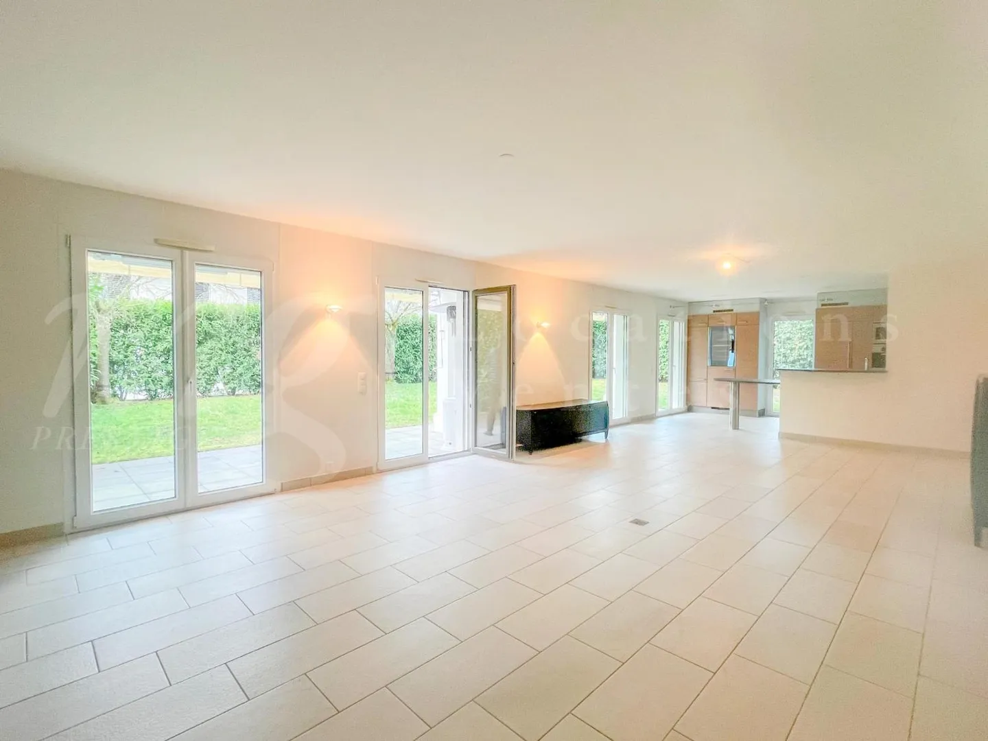 SUPERBE APPARTEMENT 7 CHAMBRES - DANS LE DESSUS - AVEC UN GRAND JARDIN PRIVÉ D'ENVIRON 340 M2 - 4 CHAMBRES - Photo 3 sur 9