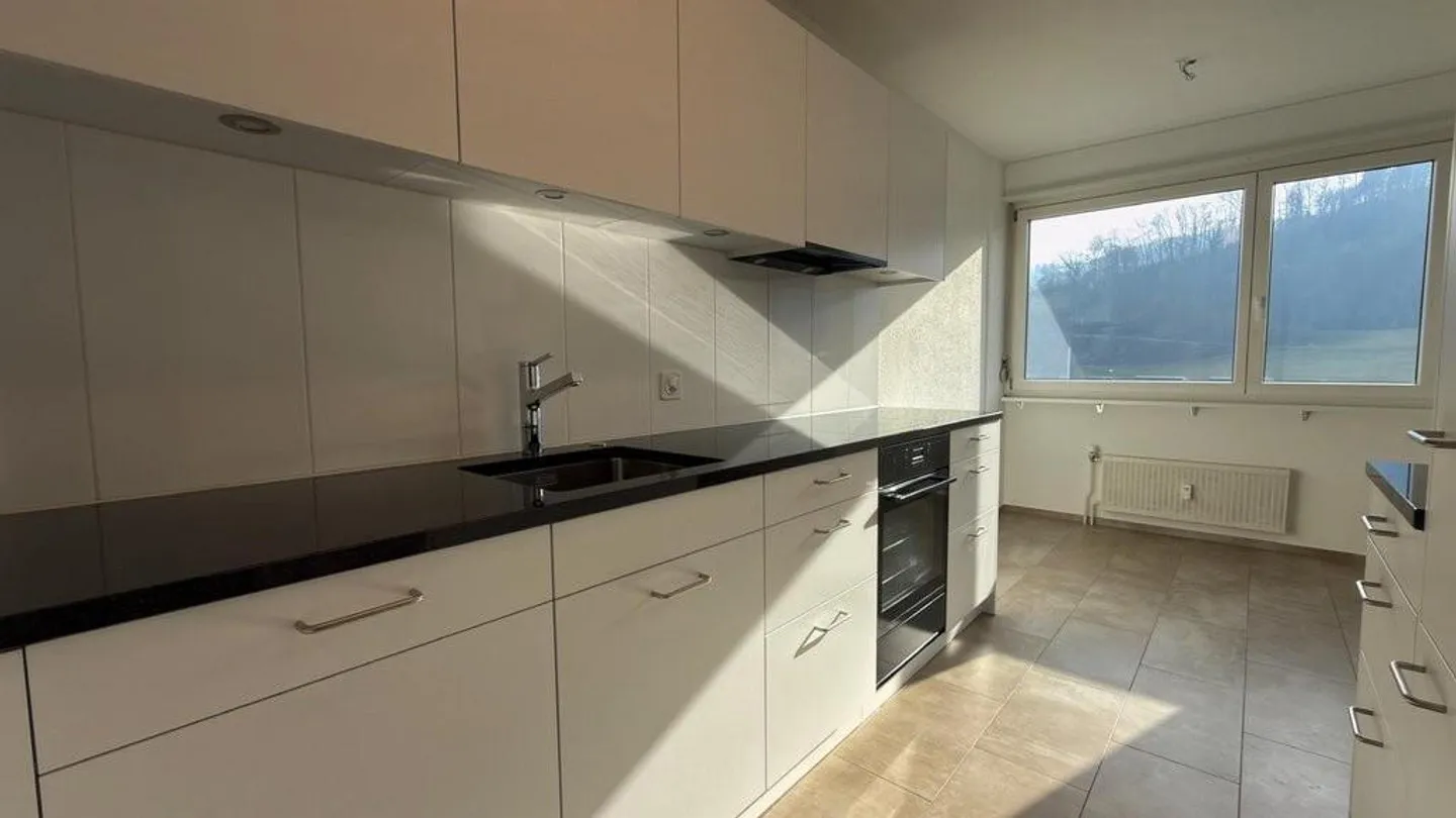 Spacious 4.5-room apartment with balcony in Pratteln - Photo 2 of 8